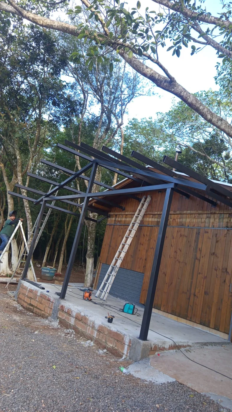 Estrutura de cobertura em montagem realizado pela Serralheria LC