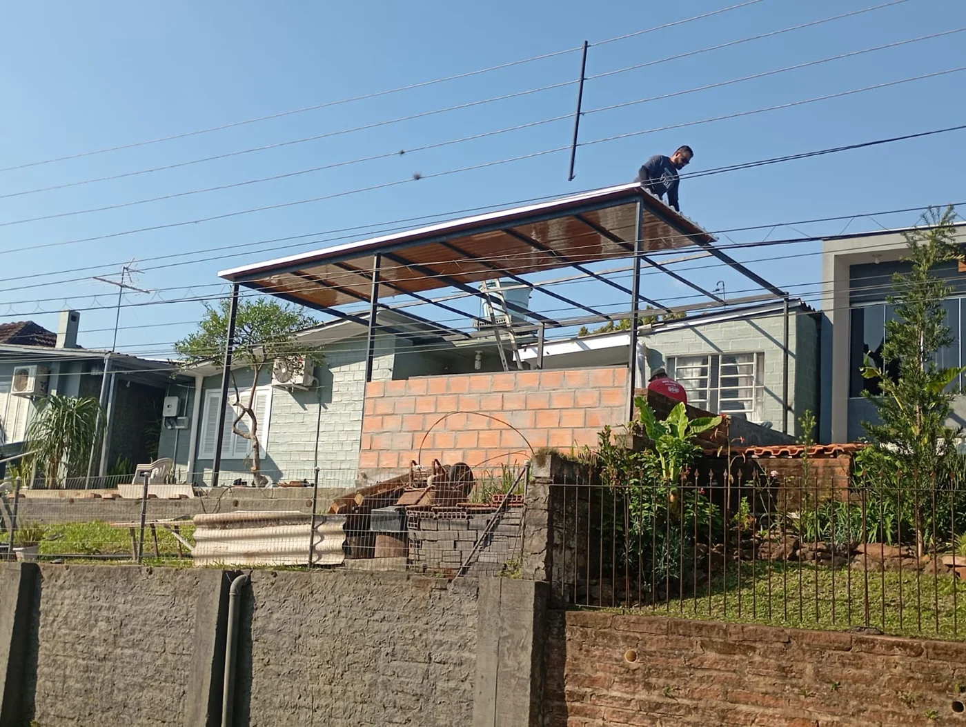Cobertura residencial sustentada por estrutura metálica fabricada pela LC